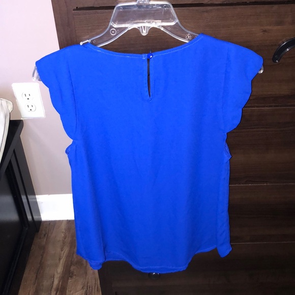 🪷 5/$10 🪷 Royal Blue top in great condition - Picture 2 of 4